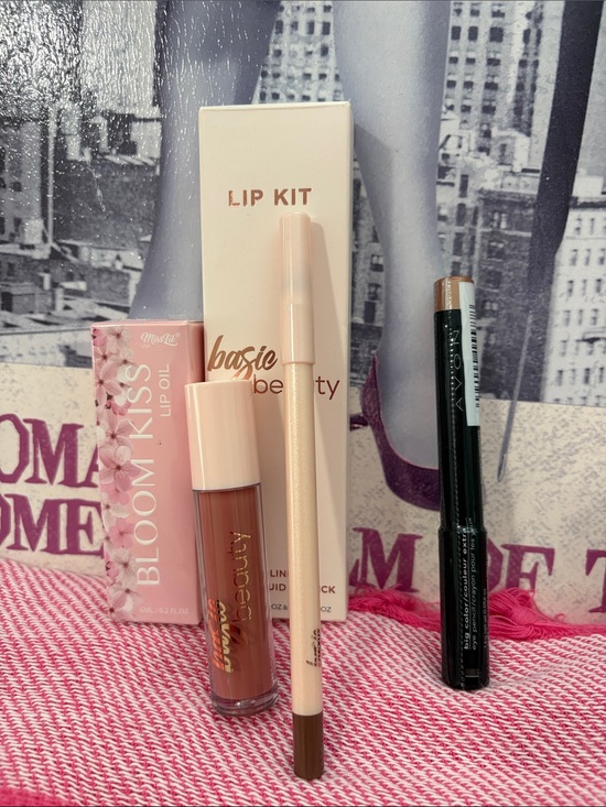 Other - Bloom Kiss Lip Kit in Warm Nude